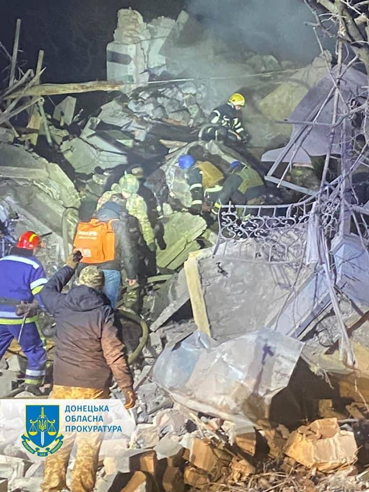 Росіяни зруйнували ракетою чотириповерхівку у Краматорську, є жертви – фото, відео