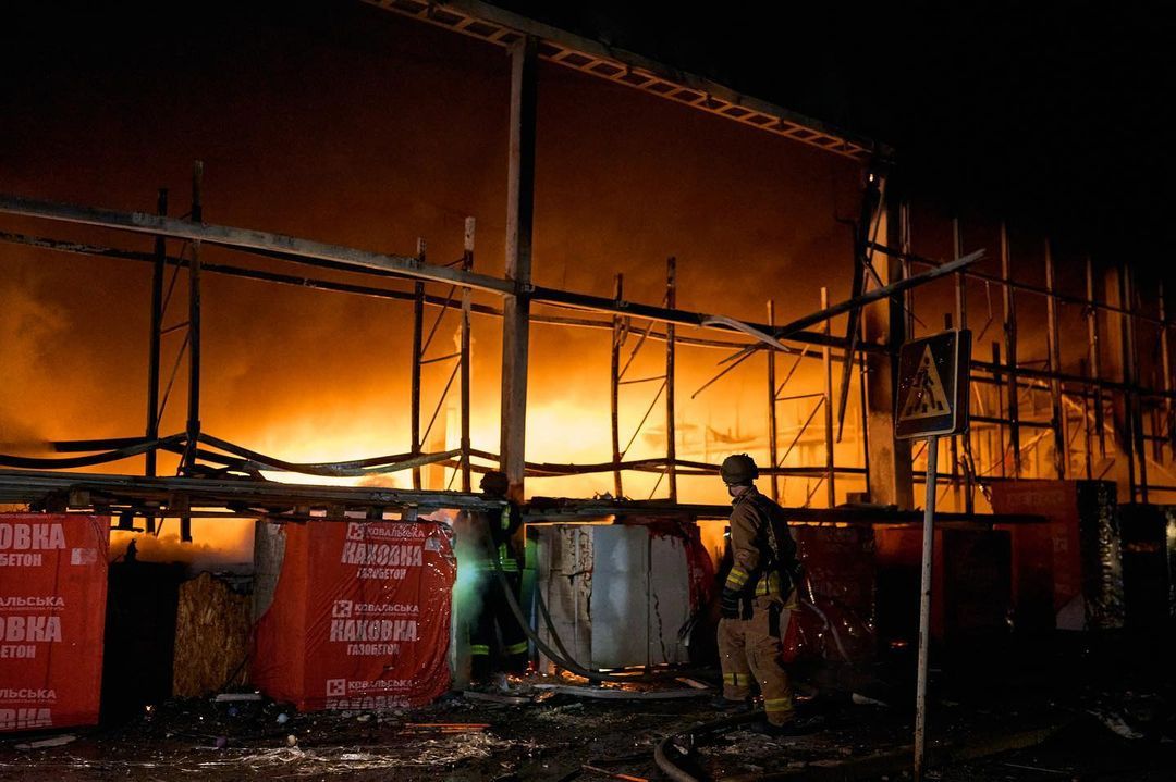 Россияне уничтожили гипермаркет "Эпицентр" в Херсоне