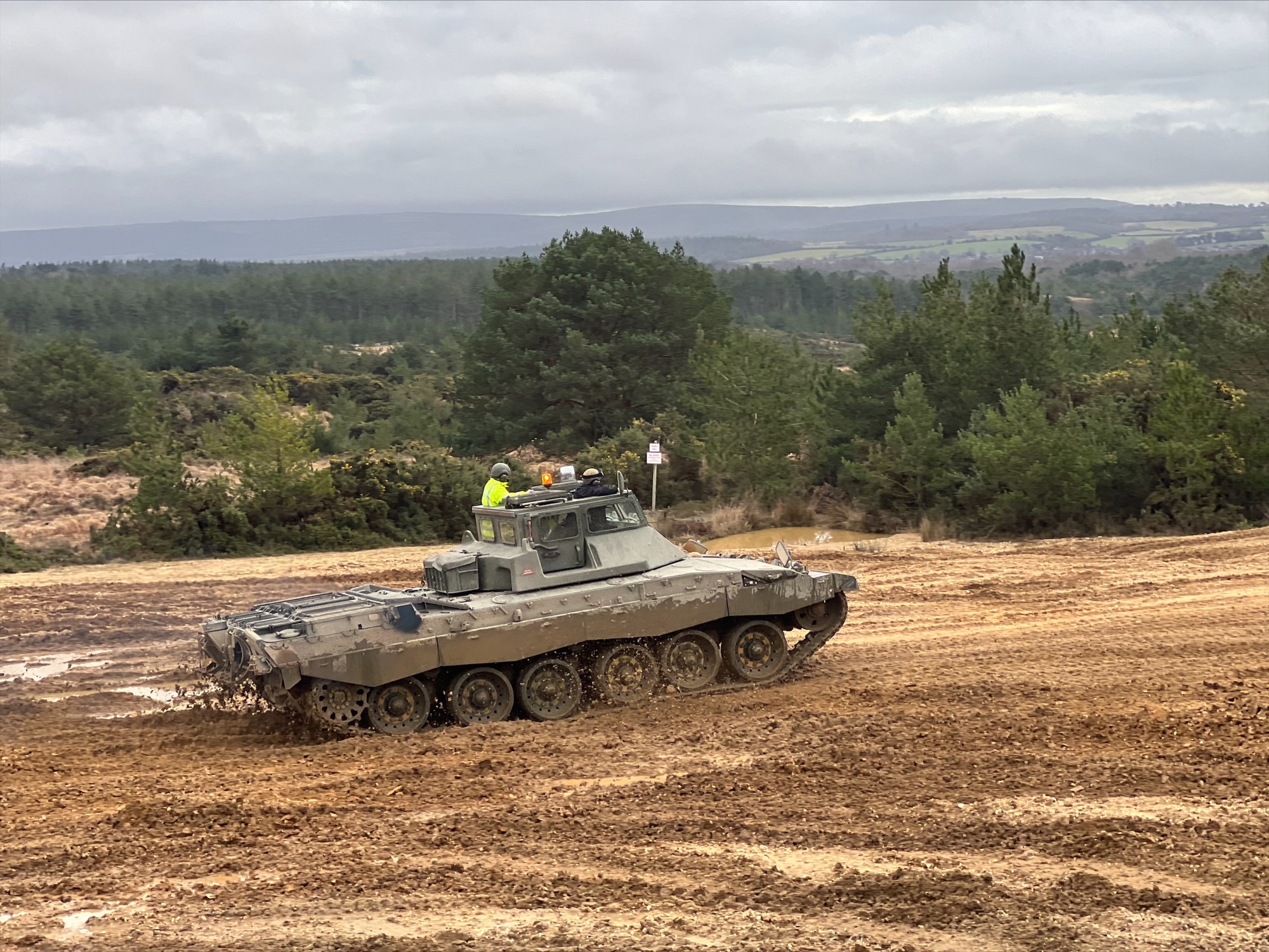 Фото: twitter.com/DefenceHQ Минобороны Британии показало, как украинские военные осваивают танки Challenger 2 – фото
