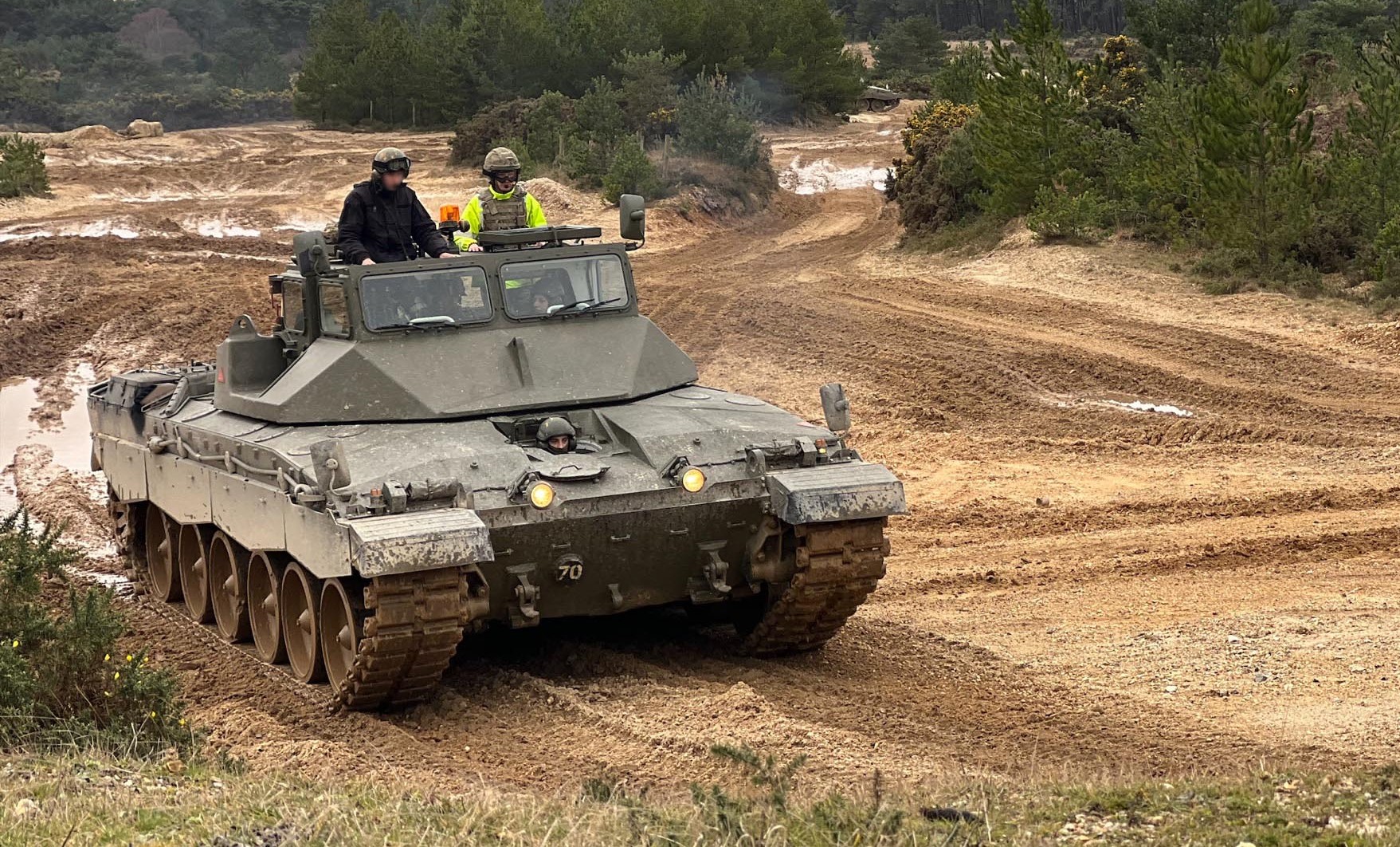 Фото: twitter.com/DefenceHQ Минобороны Британии показало, как украинские военные осваивают танки Challenger 2 – фото