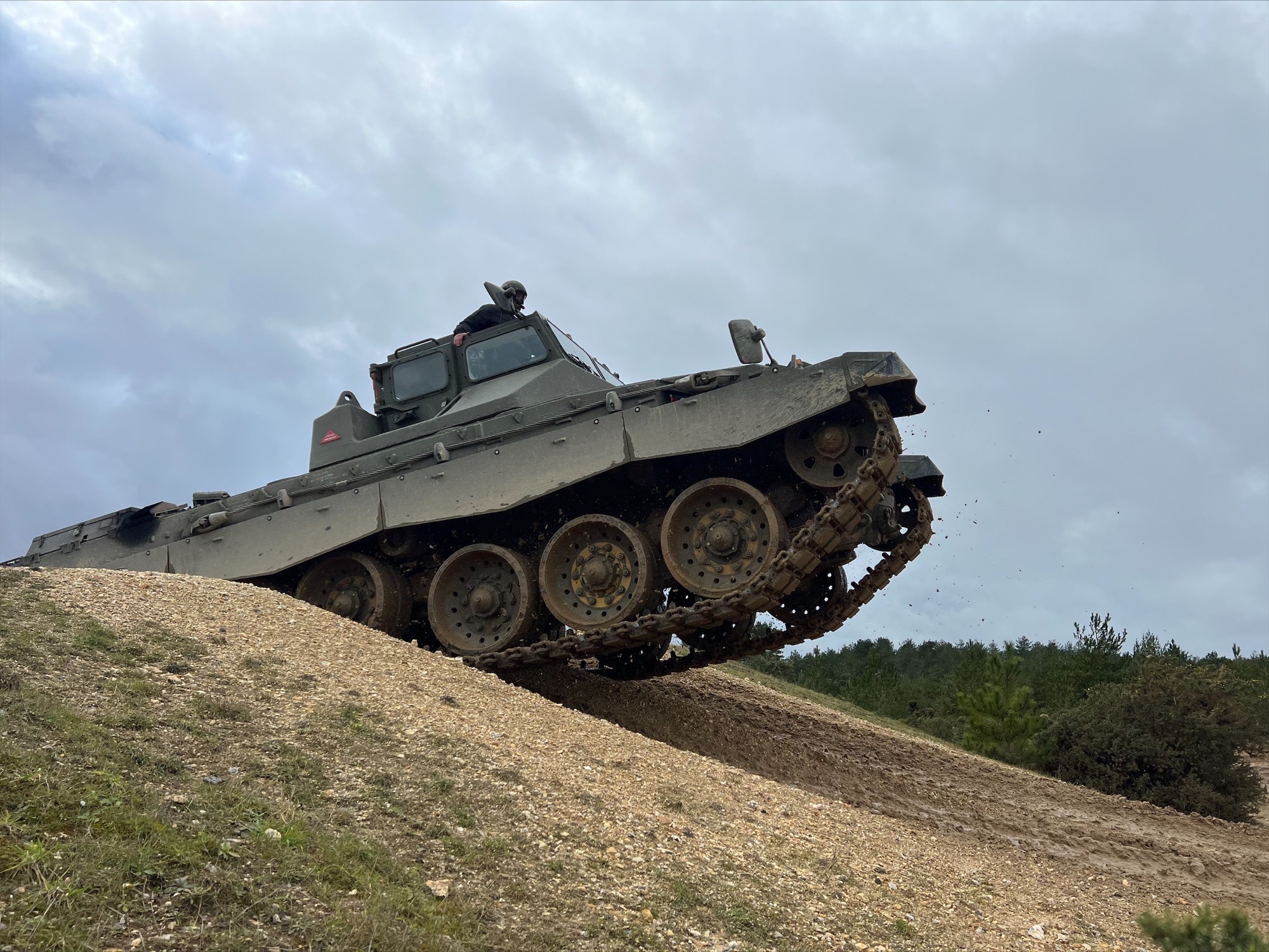 Фото: twitter.com/DefenceHQ Минобороны Британии показало, как украинские военные осваивают танки Challenger 2 – фото