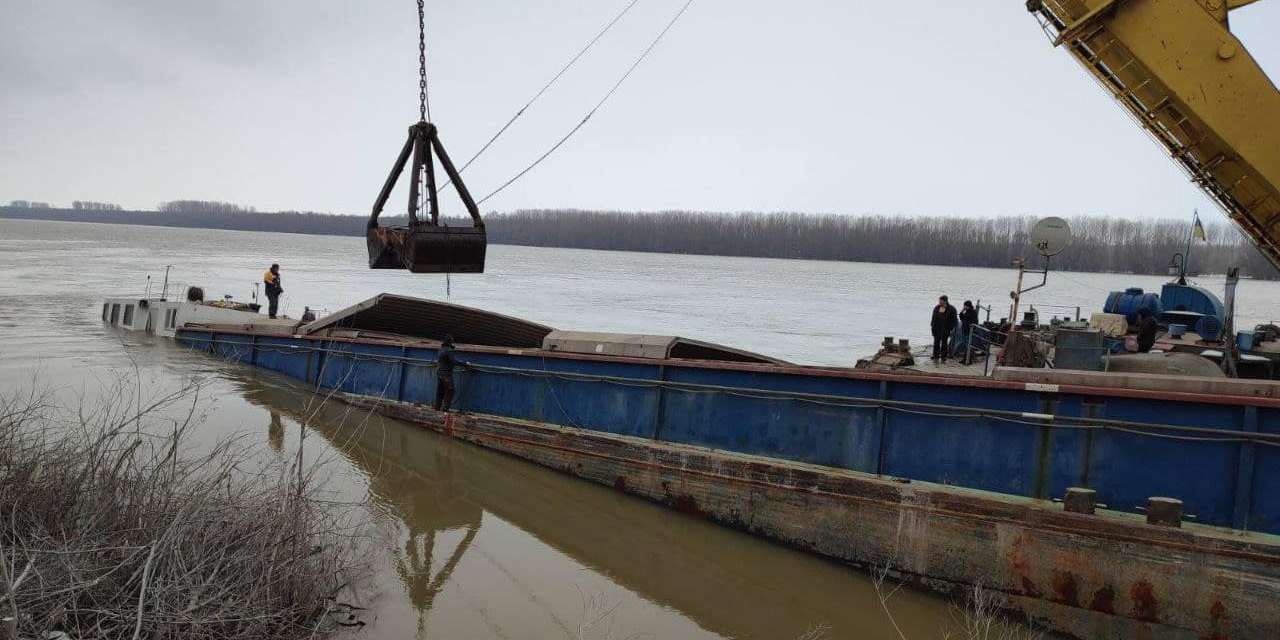 В порту Рени чуть не затонула румынская баржа – фото