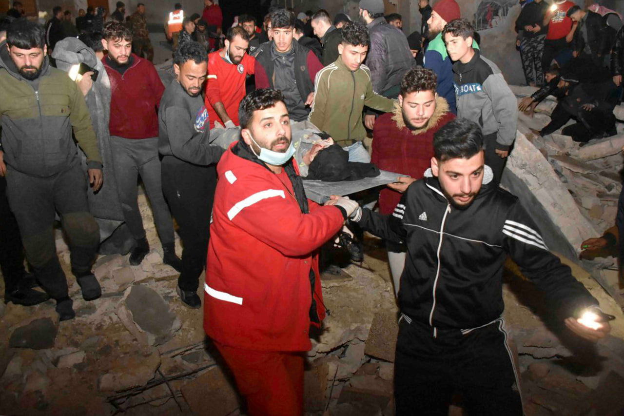 Самое сильное землетрясение в Турции с 1939 года и тысячи жертв: хроника событий в фото