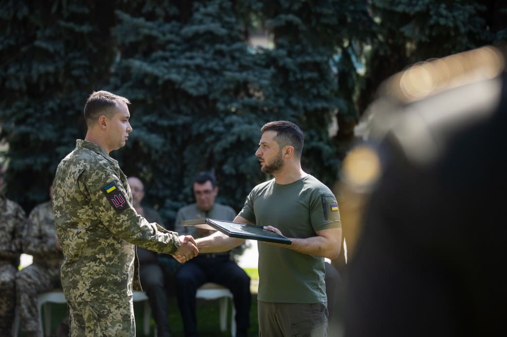 Зеленський вручає Буданову відзнаку "Хрест бойових заслуг", серпень 2022 (фото – Офіс президента)