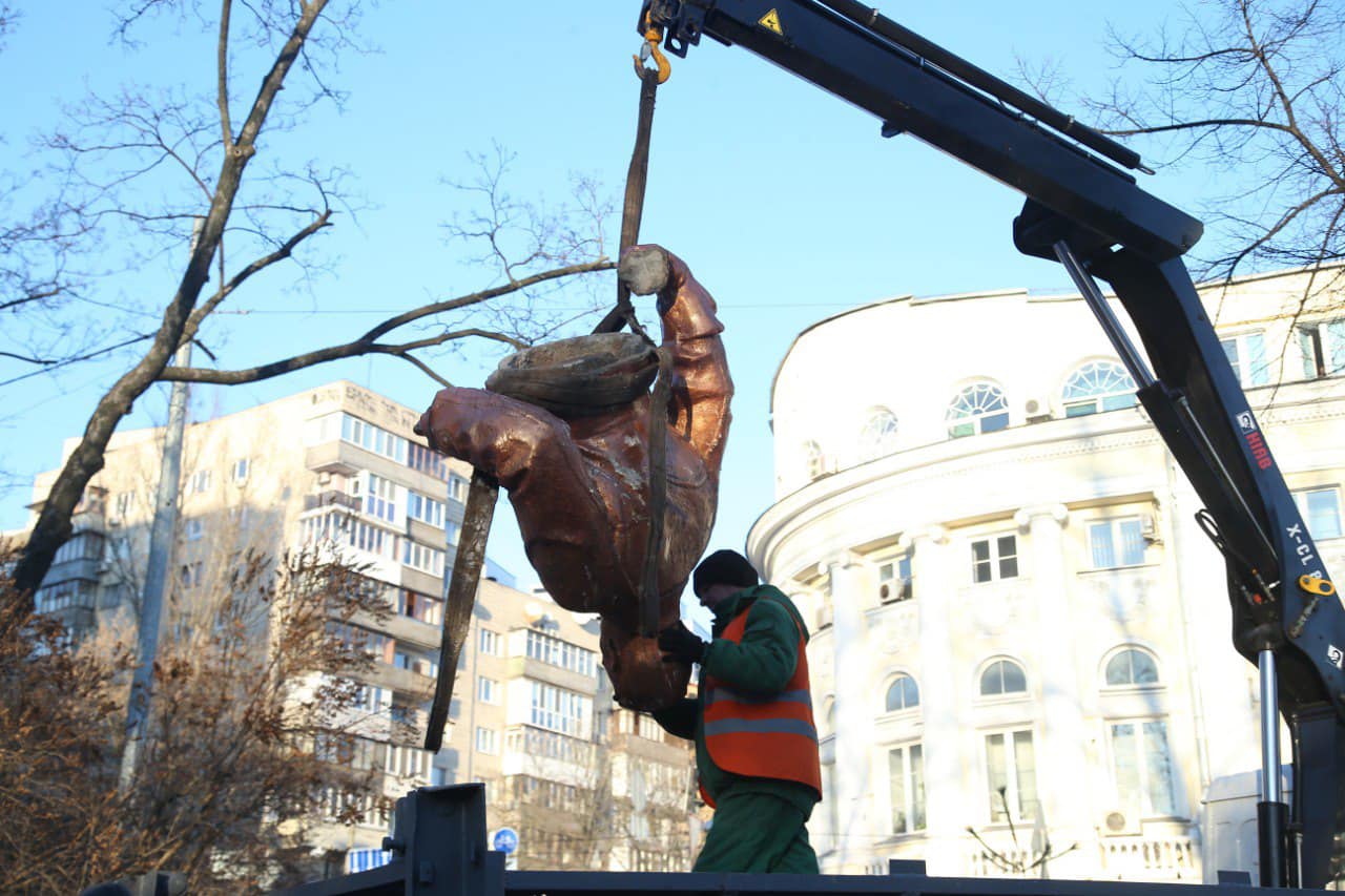 Мінкульт схвалив демонтаж пам'ятників Ватутіну та Чкалову у Києві, перший вже знесли – фото