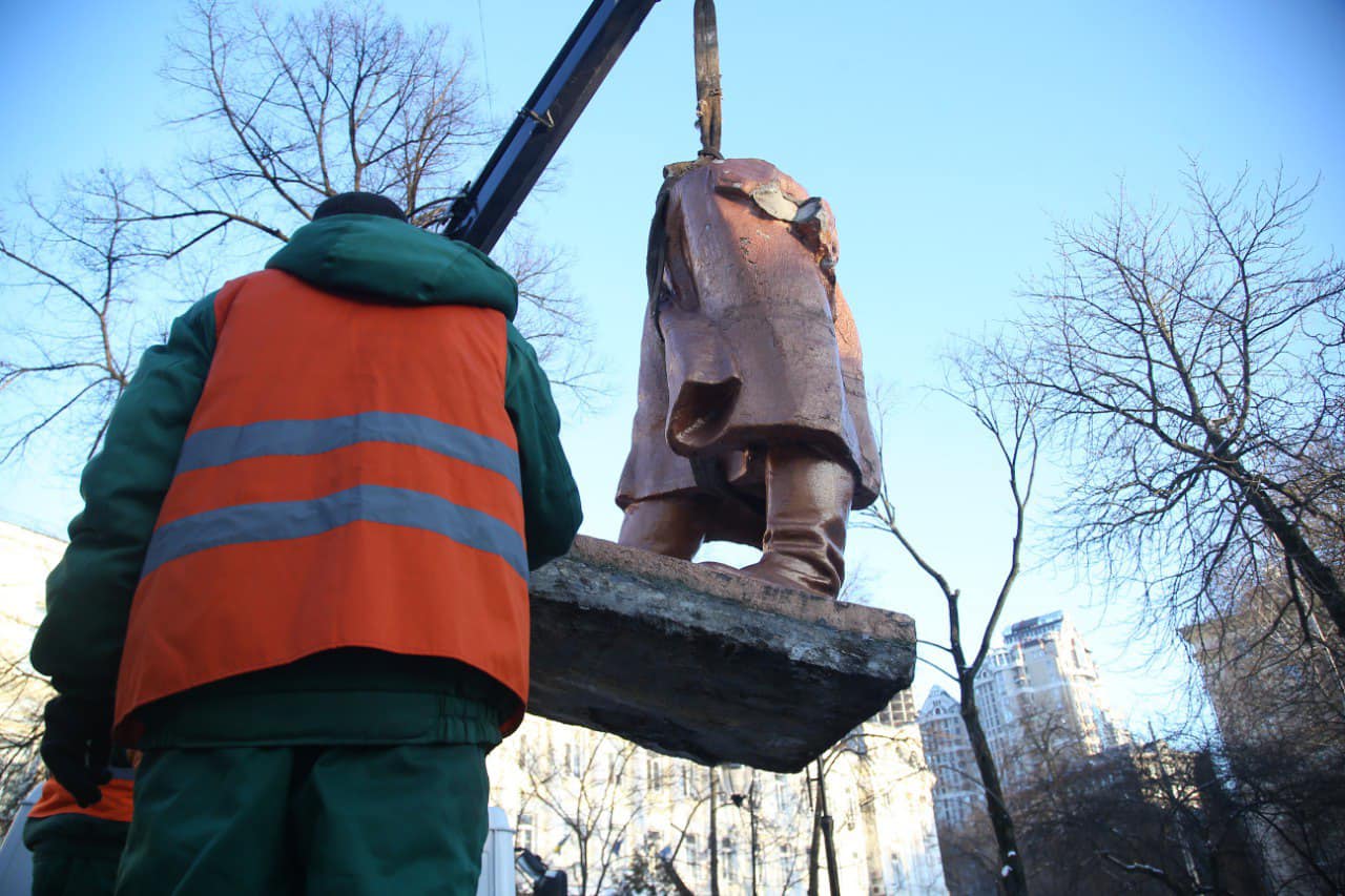 Мінкульт схвалив демонтаж пам'ятників Ватутіну та Чкалову у Києві, перший вже знесли – фото