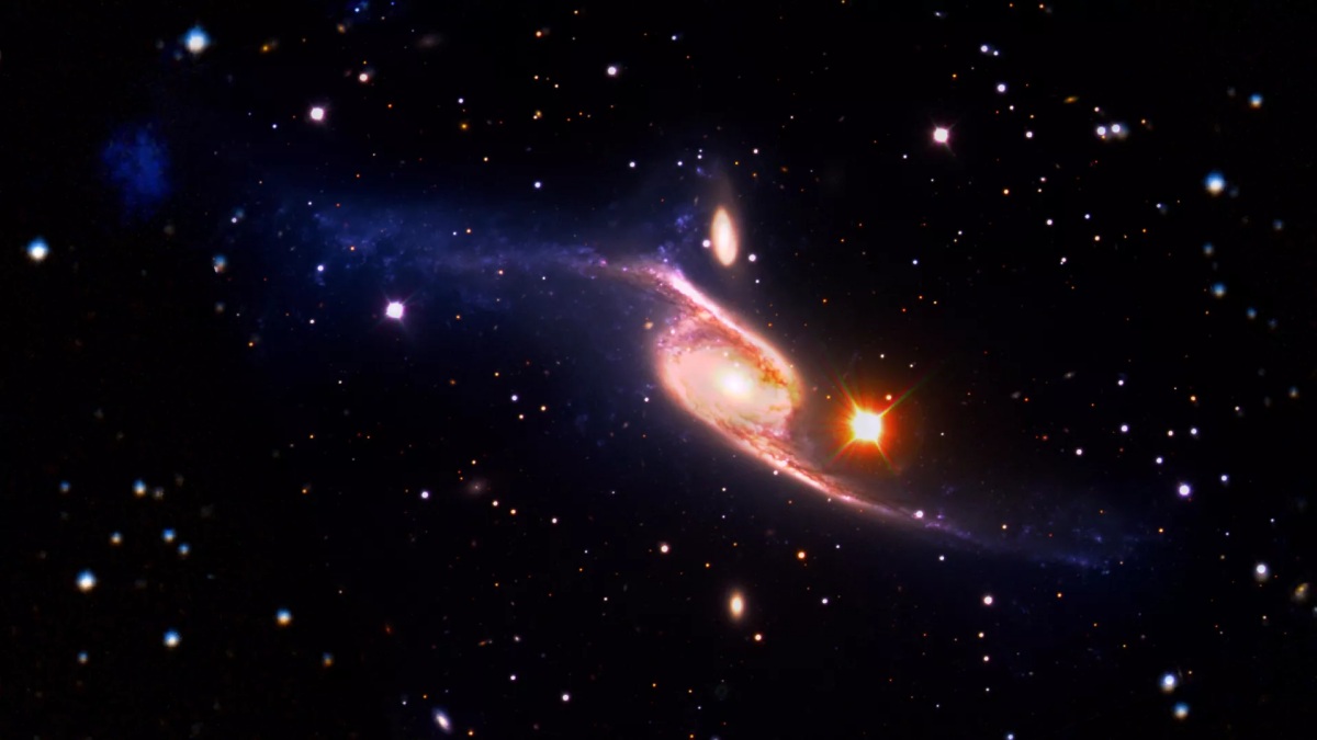 NASA поделилось фото крупнейшей галактики во вселенной