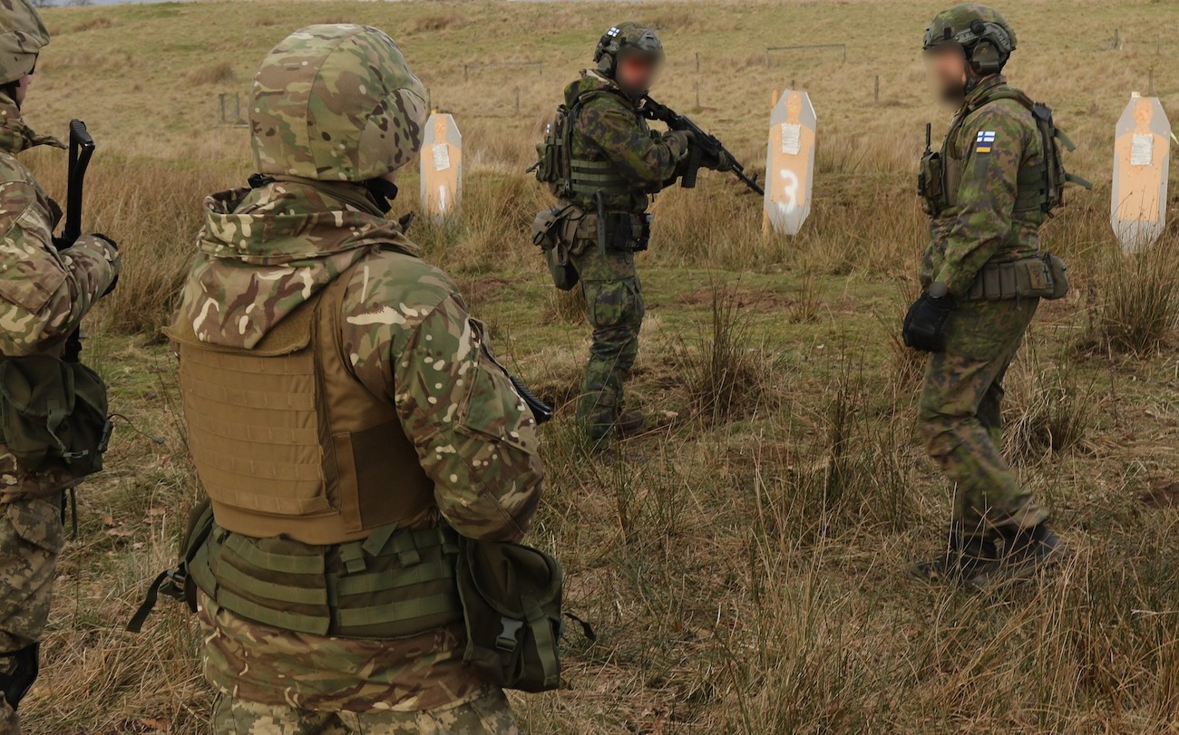 Финские инструкторы обучают военных ВСУ разным способам стрельбы – фото