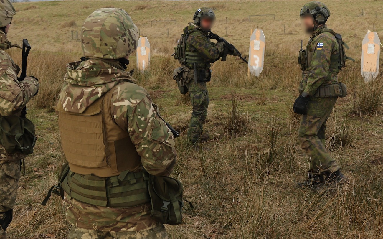 Фото: Генштаб ЗСУ Фінські інструктори навчають військових ЗСУ різним способам стрільби – фото