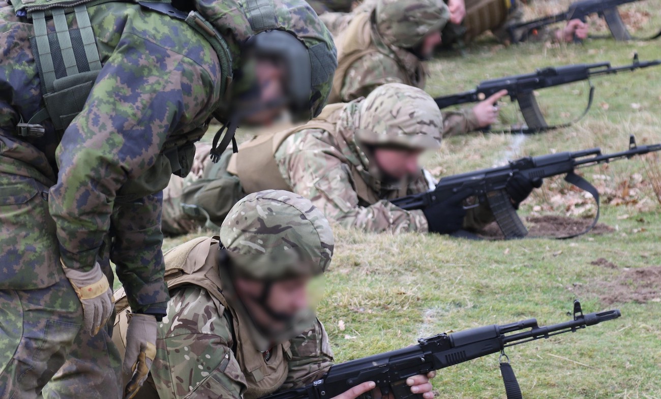 Фінські інструктори навчають військових ЗСУ різним способам стрільби – фото