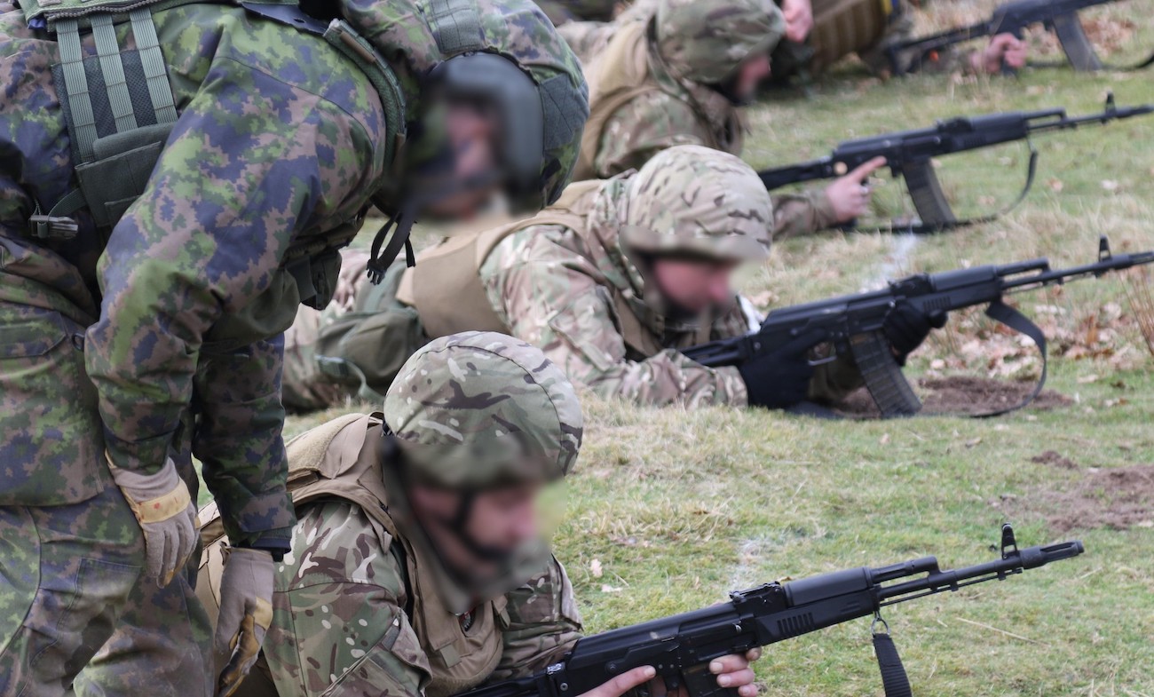 Фото: Генштаб ЗСУ Фінські інструктори навчають військових ЗСУ різним способам стрільби – фото