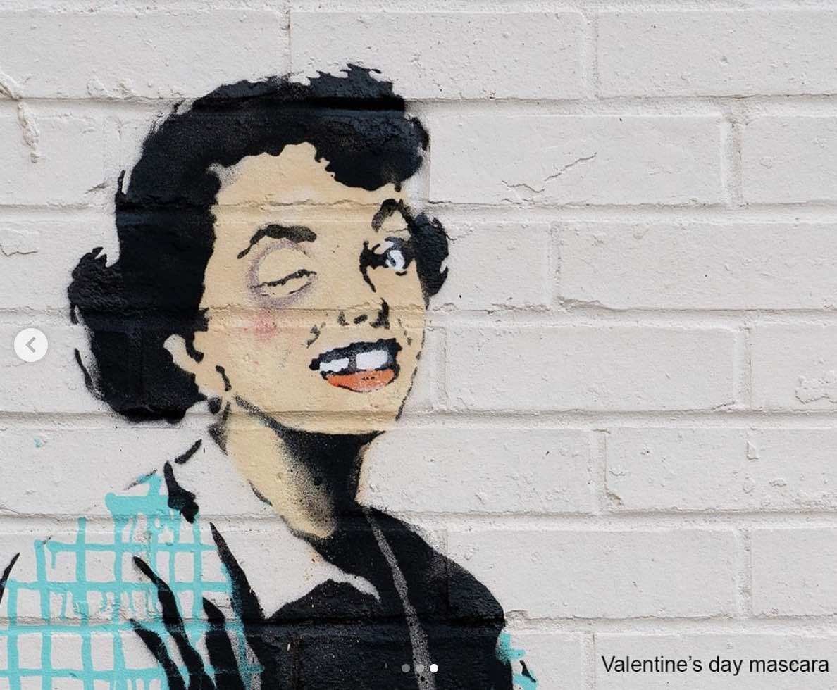 Бэнкси показал граффити ко Дню Святого Валентина, как всегда, не без социального подтекста