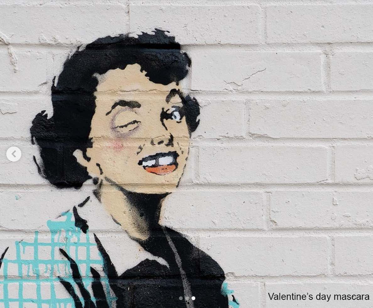 Фото: instagram.com/banksy Бенксі показав нове графіті до Дня Святого Валентина, як завжди, не без соціального підтексту