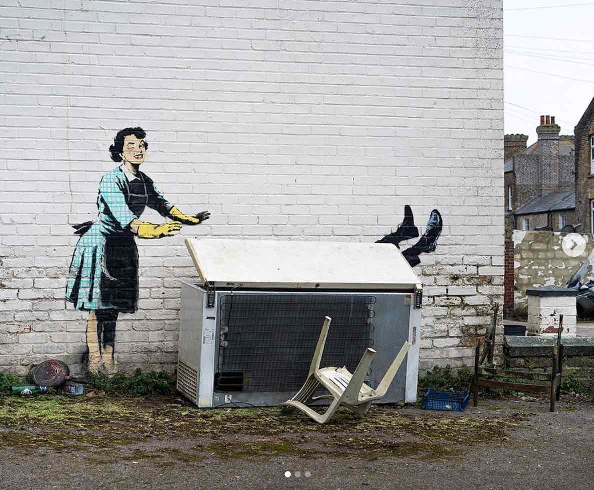 Фото: instagram.com/banksy Бенксі показав нове графіті до Дня Святого Валентина, як завжди, не без соціального підтексту