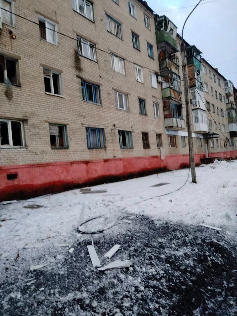 Наслідки удару росіян по Дружківці (Фото: Telegram Павла Кириленка) Росіяни завдали удару по Дружківці, пошкодили дві багатоповерхівки – фото