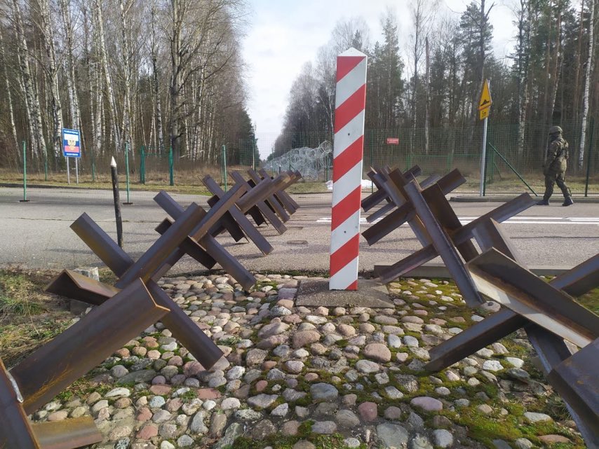 Противотанковые заграждения на восточной границе Польши (Фото – Twitter Mariusz Błaszczak)
