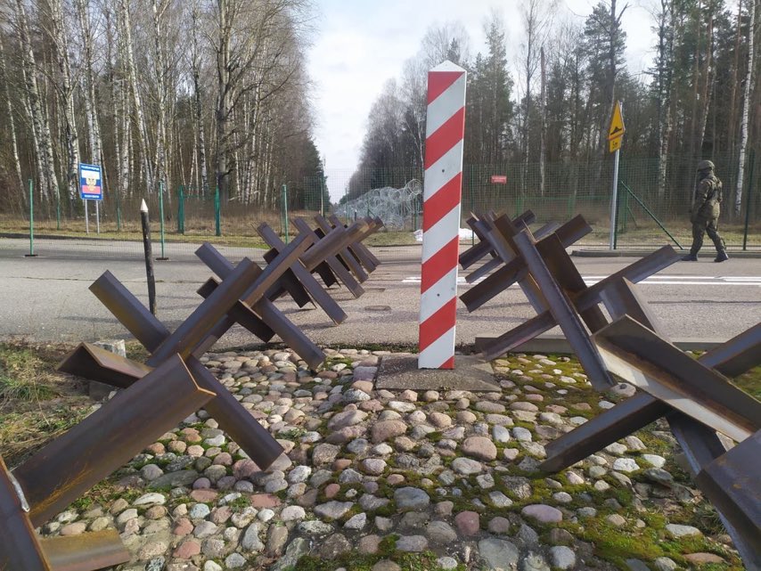 Протитанкові загородження на східному кордоні Польщі (Фото – Twitter Mariusz Błaszczak) Противотанковые заграждения на восточной границе Польши (Фото – Twitter Mariusz Błaszczak)