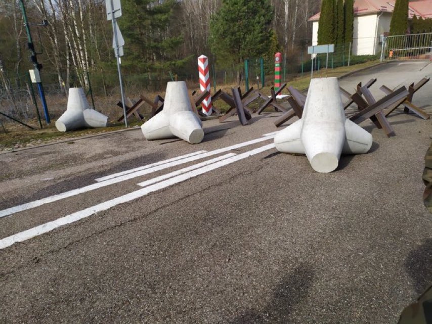 Противотанковые заграждения на восточной границе Польши (Фото – Twitter Mariusz Błaszczak)