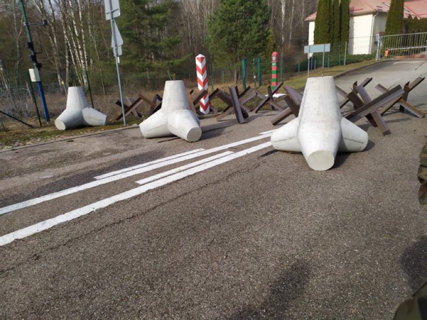 Протитанкові загородження на східному кордоні Польщі (Фото – Twitter Mariusz Błaszczak) Противотанковые заграждения на восточной границе Польши (Фото – Twitter Mariusz Błaszczak)