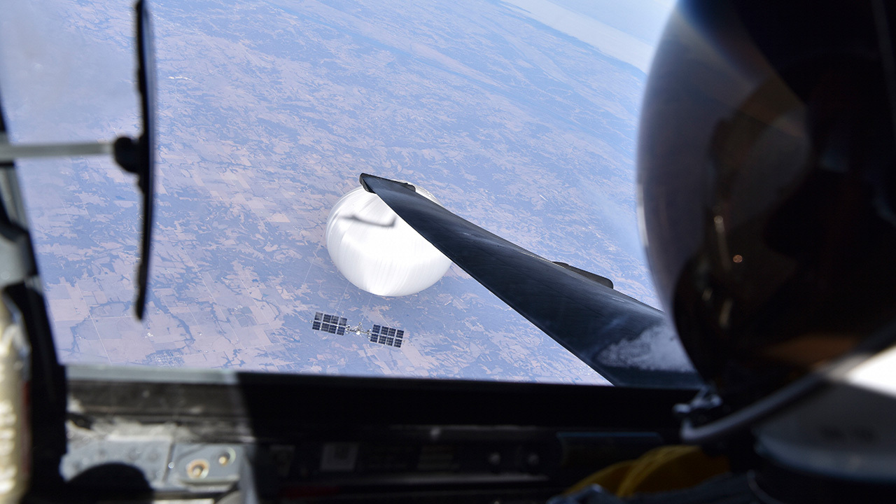Пентагон показал селфи пилота в небе на фоне китайского аэростата – фото