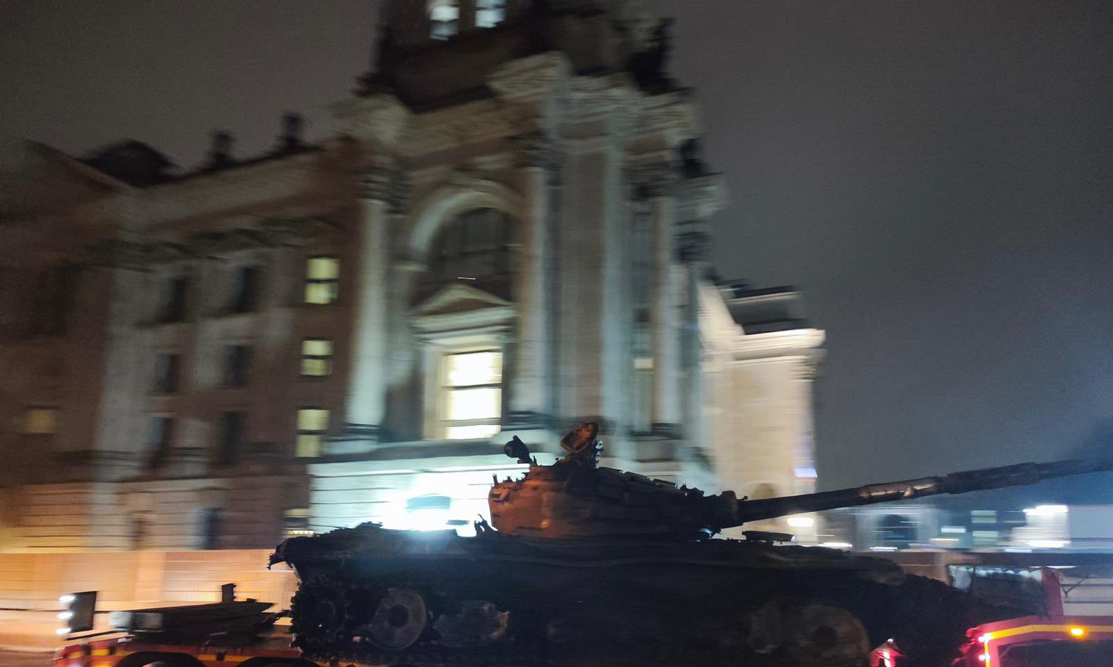 Под посольство РФ в Берлине в 04:00 привезли подбитый российский танк Т-72 – фото, видео