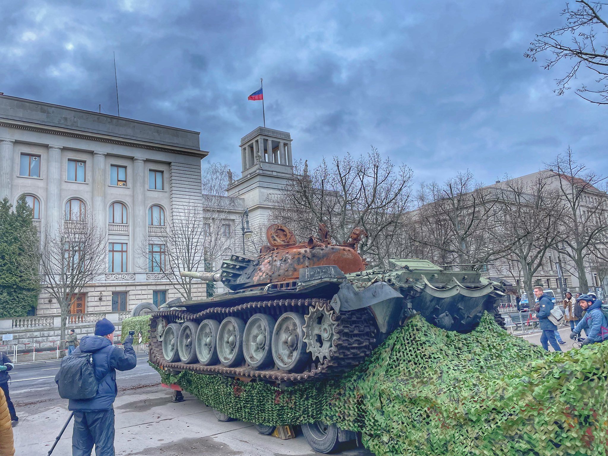 Под посольство РФ в Берлине в 04:00 привезли подбитый российский танк Т-72 – фото, видео