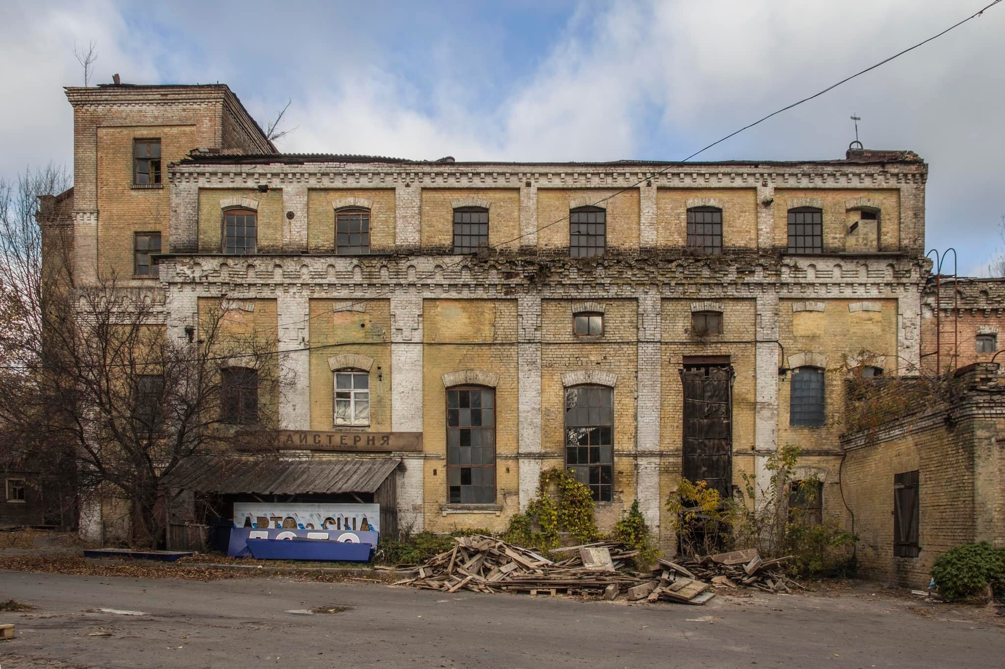 Ця будівля до руйнувань. Фото: Антон Короб Ця будівля до руйнувань