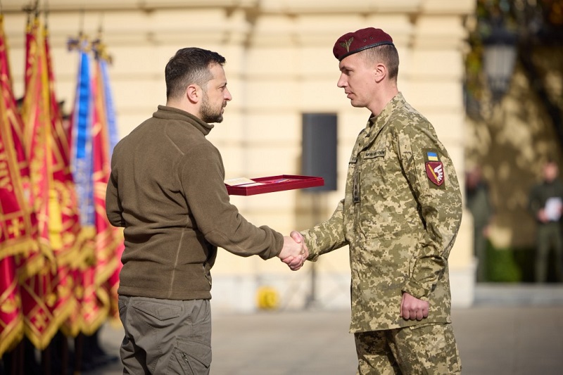 "Люди дивляться на командира. Не можна бути "шмарклею". Історія Героя України Ростислава Козія