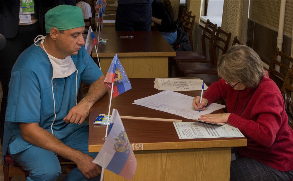 Псевдореферендум у Луганській області у вересні 2022 року (фото – EPA)