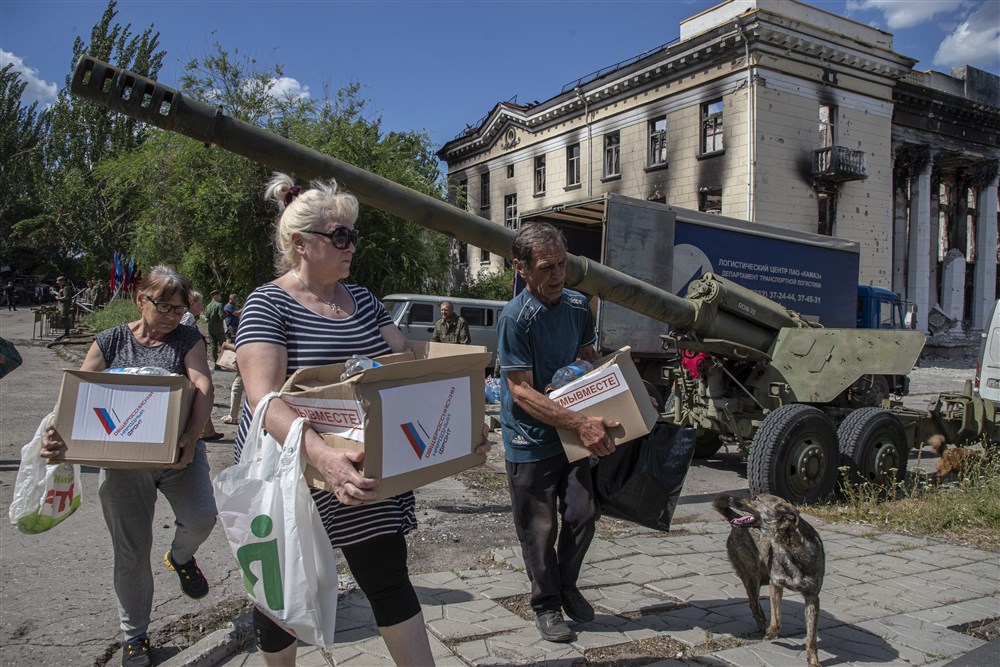 Роздача так званої гуманітарної допомоги від окупантів у Лисичанську у липні 2022 року (фото – Сергій Ільницький/EPA)