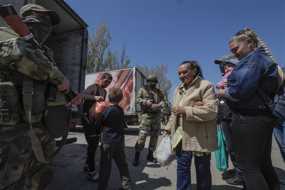 Окупанти роздають так звану гуманітарну допомогу у Бердянську у квітні 2022 року (фото – EPA)
