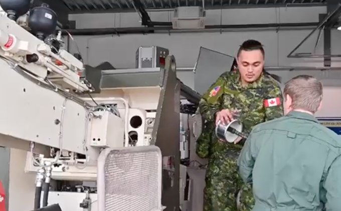 Канадські військові показали, як вчили українців керувати танками Leopard 2 – відео