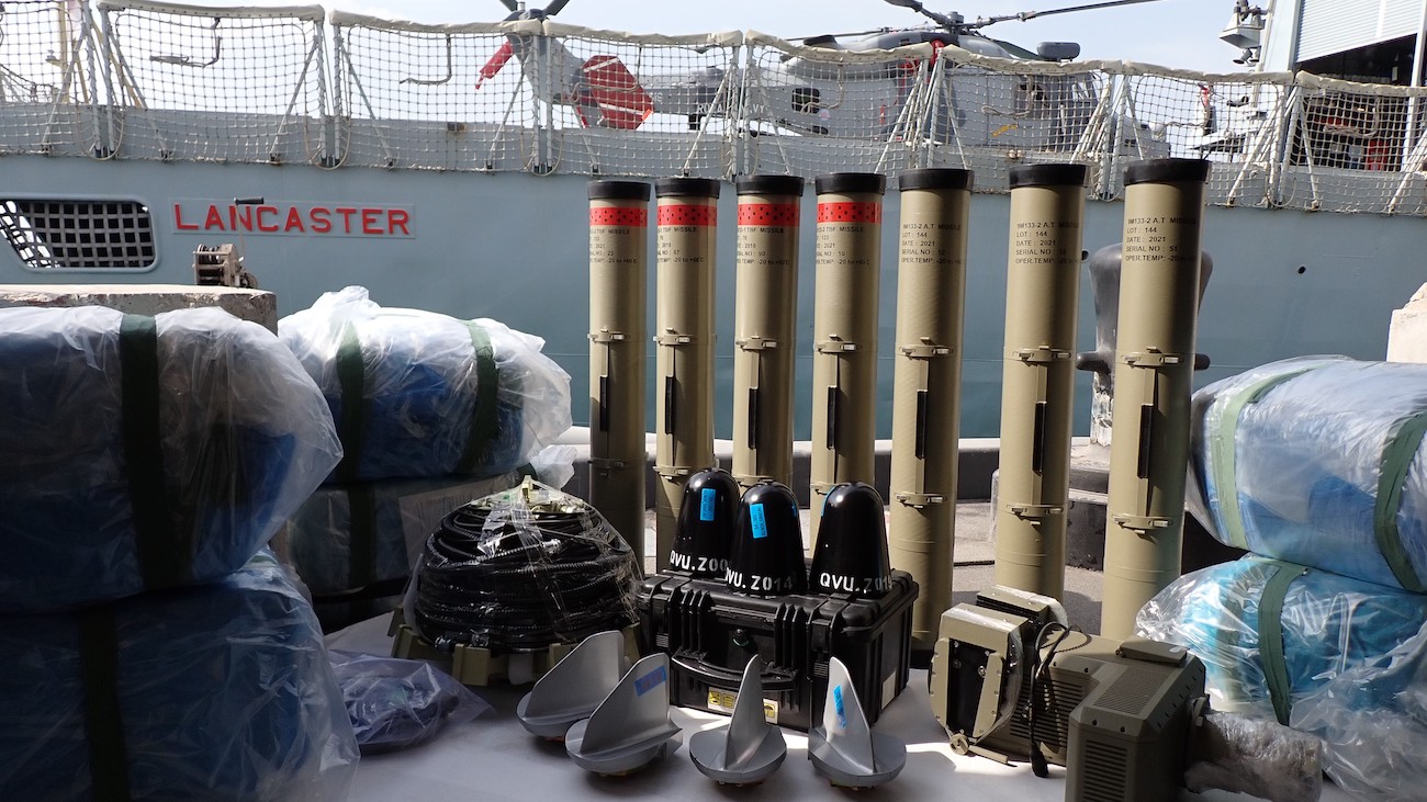 ВМС Британии и США в Персидском заливе конфисковали контрабандное оружие из Ирана – фото