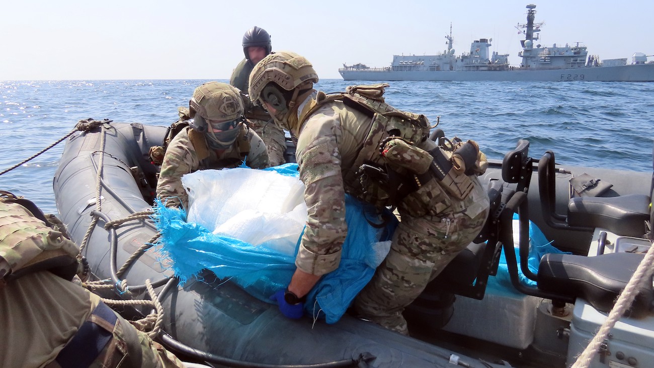 ВМС Британии и США в Персидском заливе конфисковали контрабандное оружие из Ирана – фото