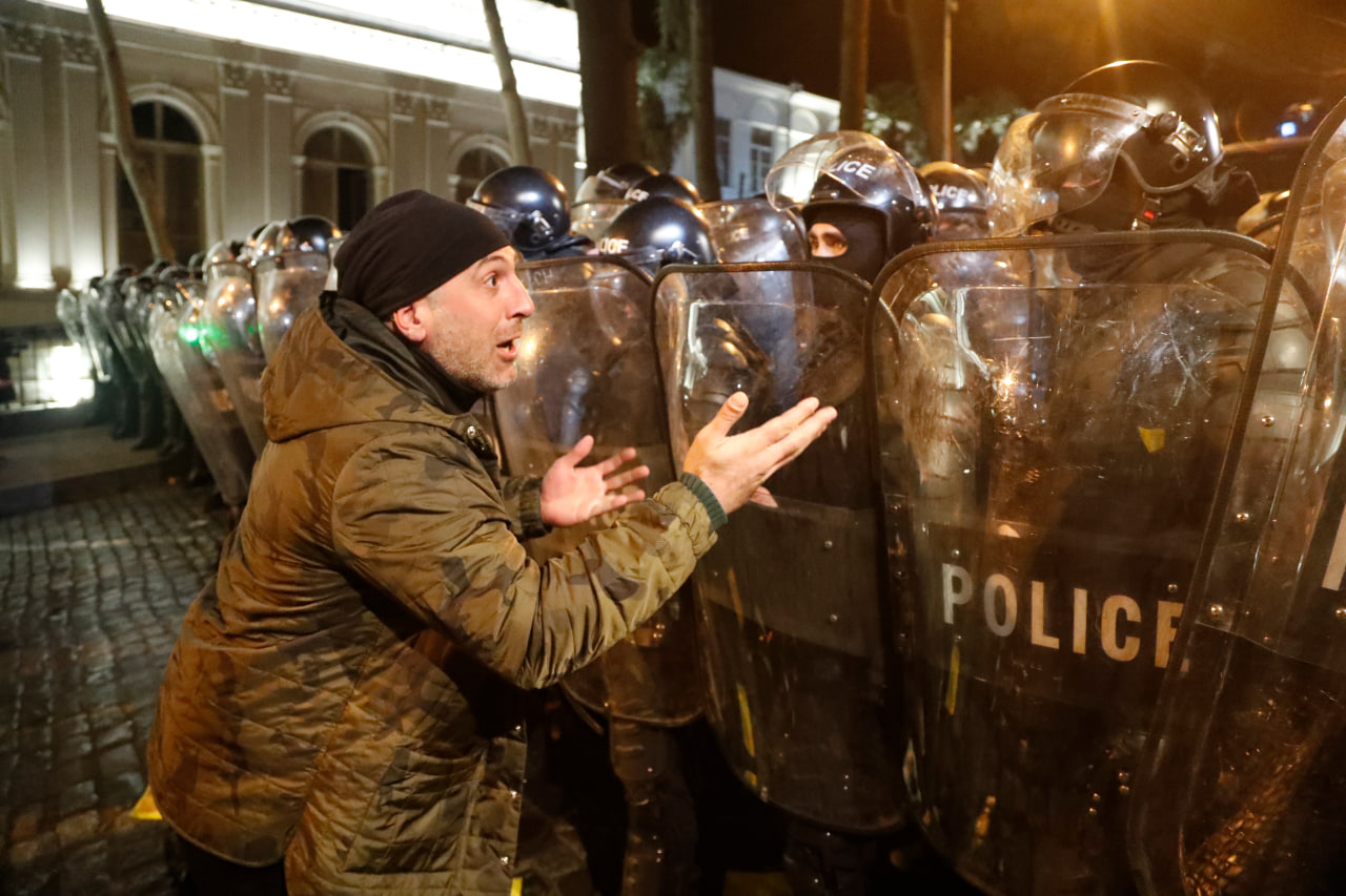Протесты в Тбилиси, 7 марта (фото: EPA) "Нет российским канонам". В Грузии массовые протесты с водометами: что происходит – фото