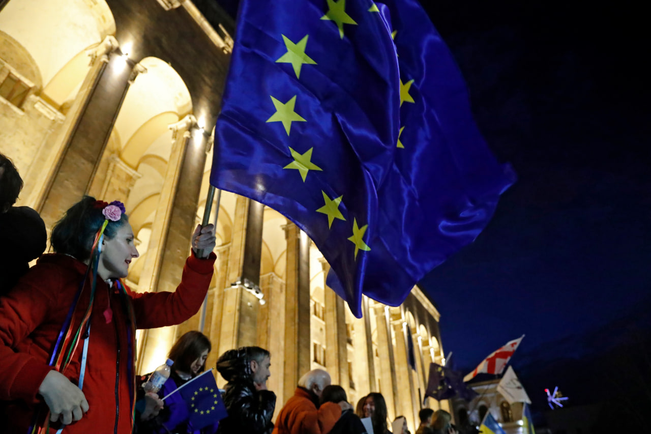 Протесты в Тбилиси, 7 марта (фото: EPA) "Нет российским канонам". В Грузии массовые протесты с водометами: что происходит – фото