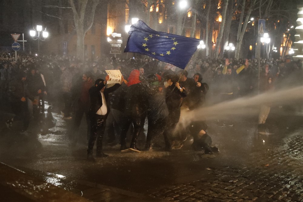 Протесты в Тбилиси, 7 марта (фото: EPA) "Нет российским канонам". В Грузии массовые протесты с водометами: что происходит – фото