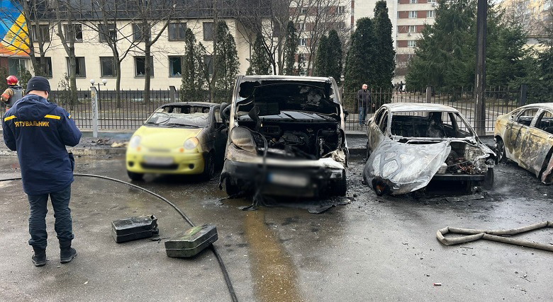 Полиция показала последствия российского ракетного удара по Киеву – фото