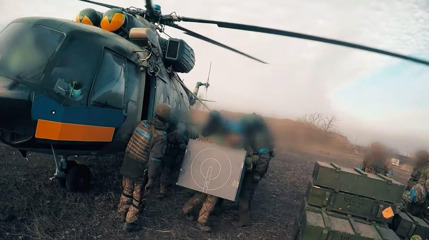Вигрузка першого вертольоту на Азовсталі Вивантаження першого вертольоту на Азовсталі