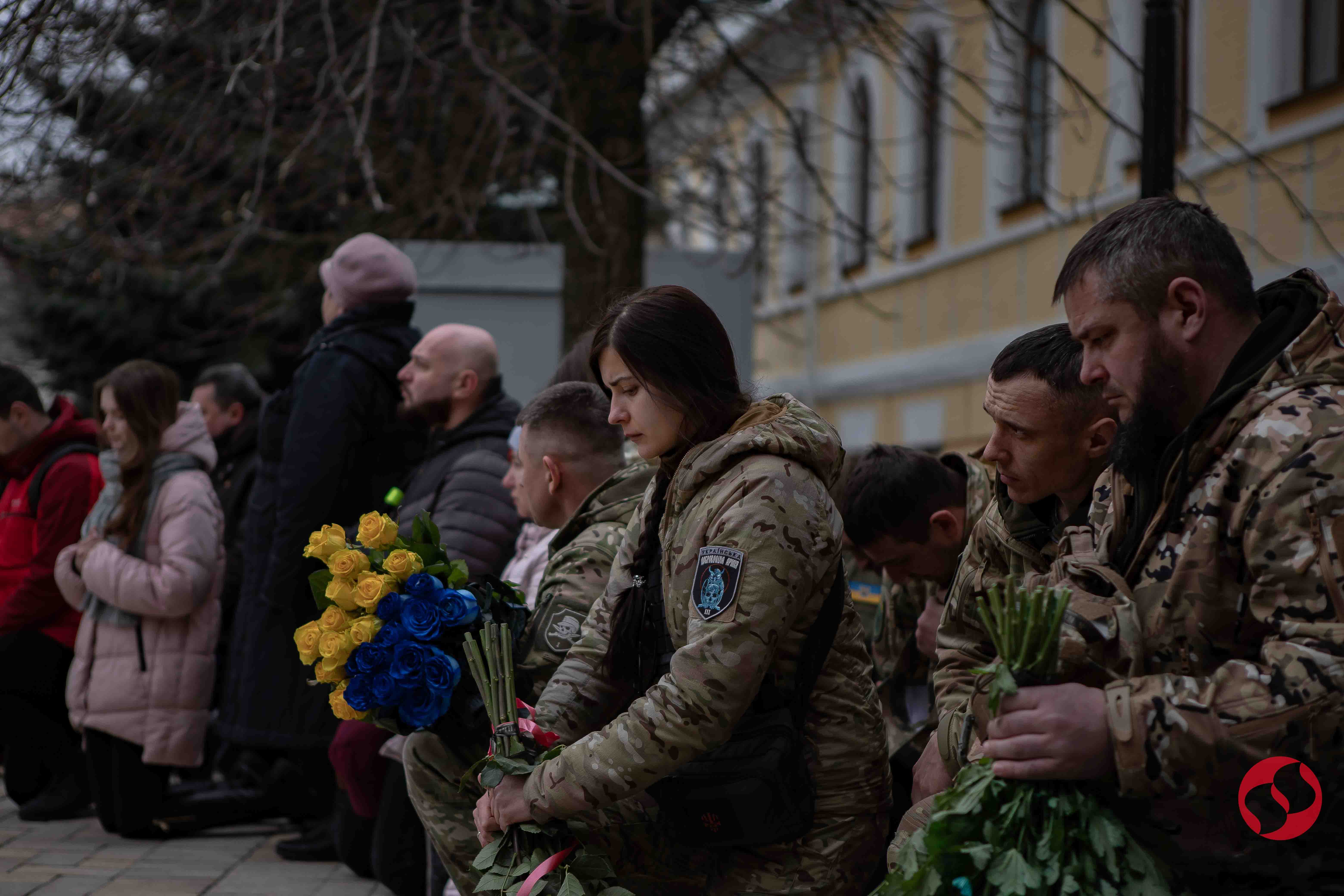 На коленях перед Героем. В Киеве простились с легендарным командиром "Да Винчи" – фото