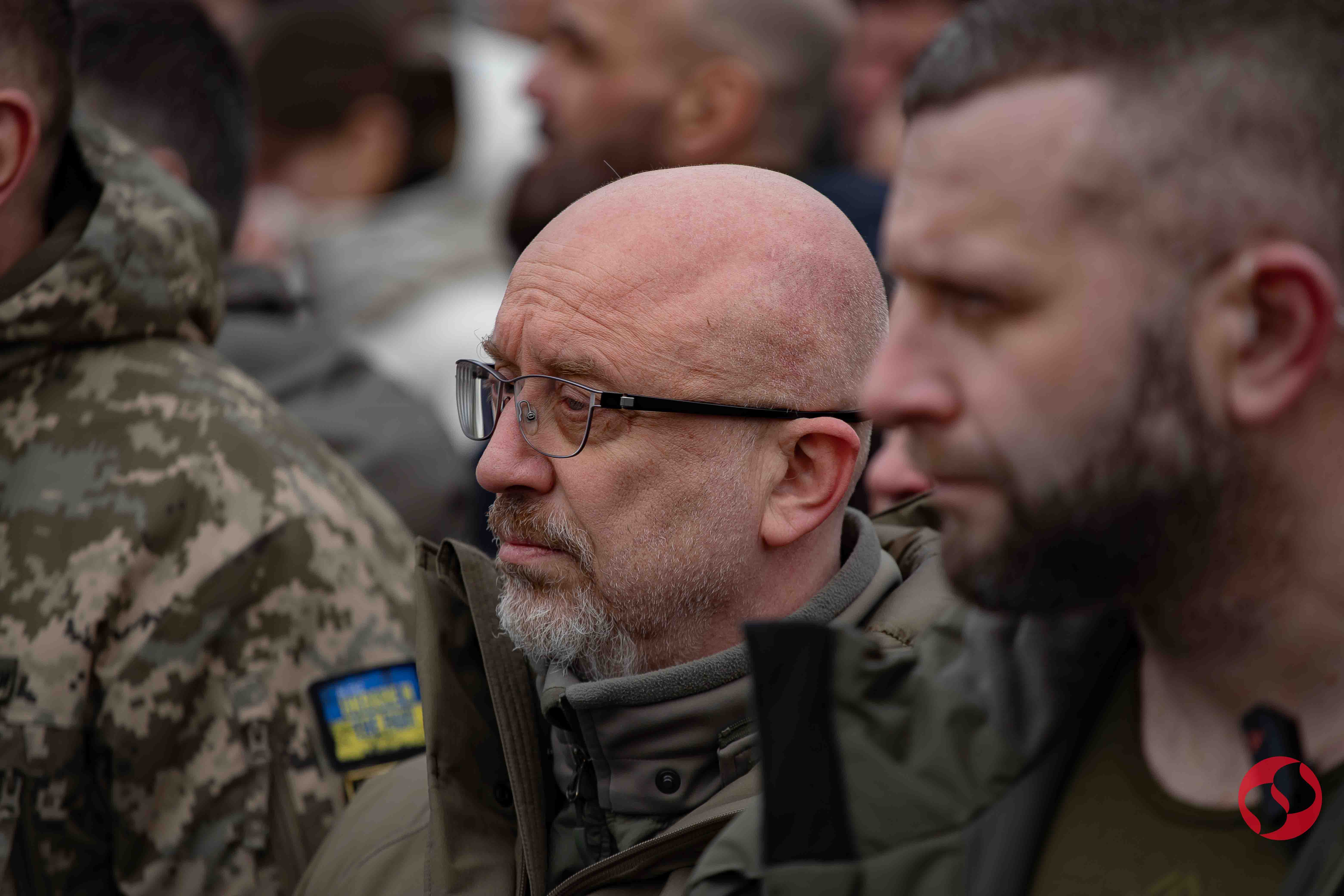 На коленях перед Героем. В Киеве простились с легендарным командиром "Да Винчи" – фото