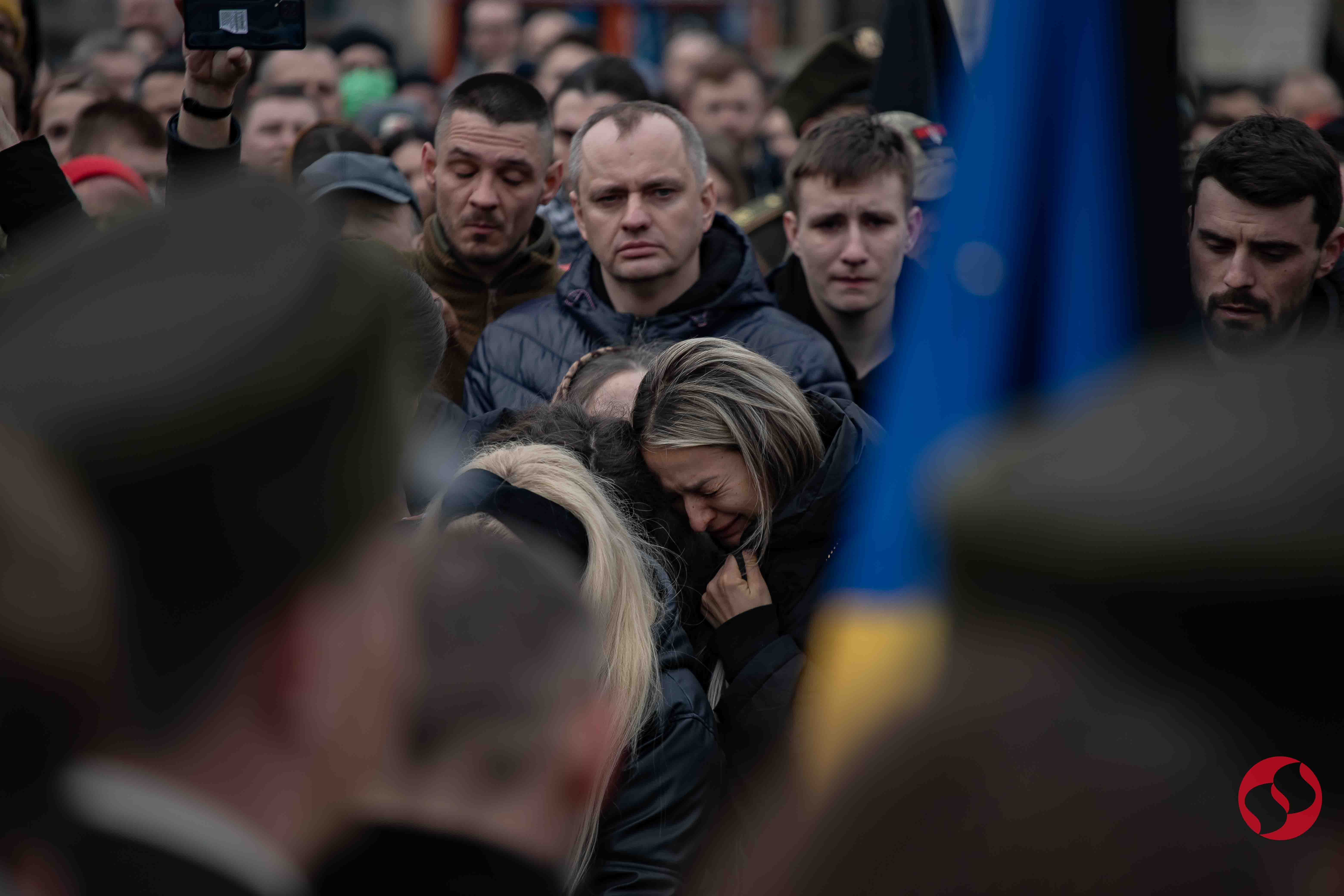 На коленях перед Героем. В Киеве простились с легендарным командиром "Да Винчи" – фото