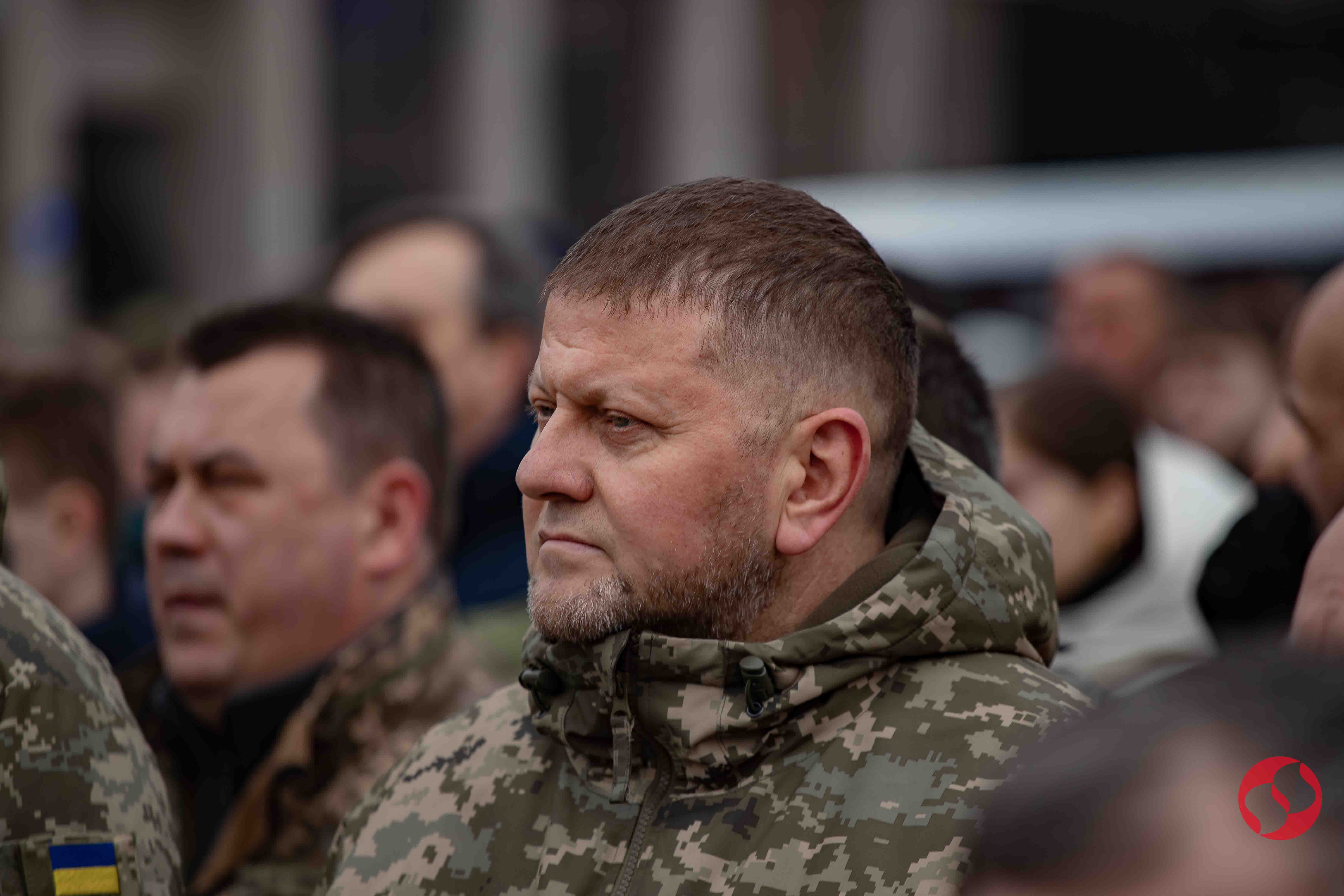 На коленях перед Героем. В Киеве простились с легендарным командиром "Да Винчи" – фото