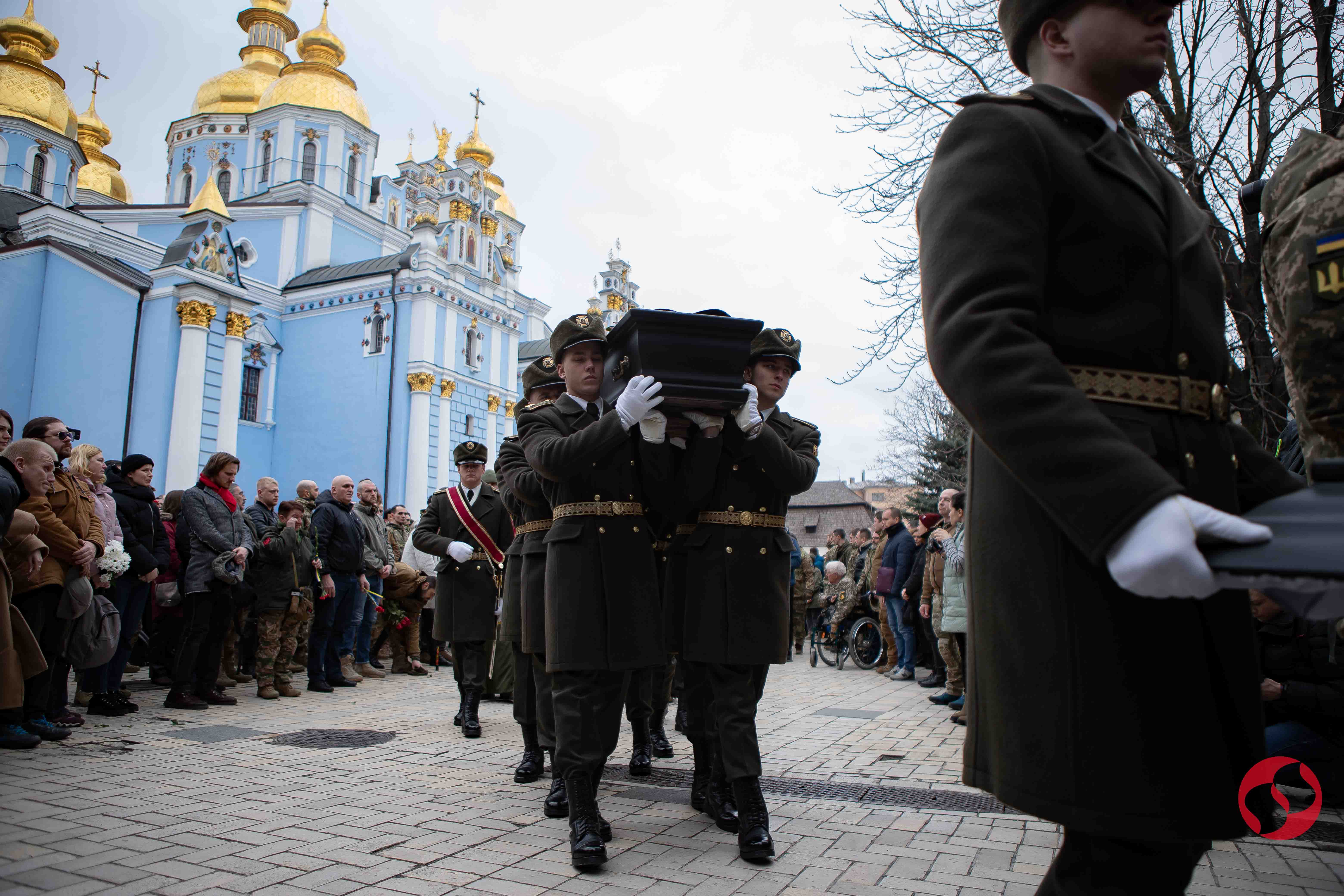 На коленях перед Героем. В Киеве простились с легендарным командиром "Да Винчи" – фото