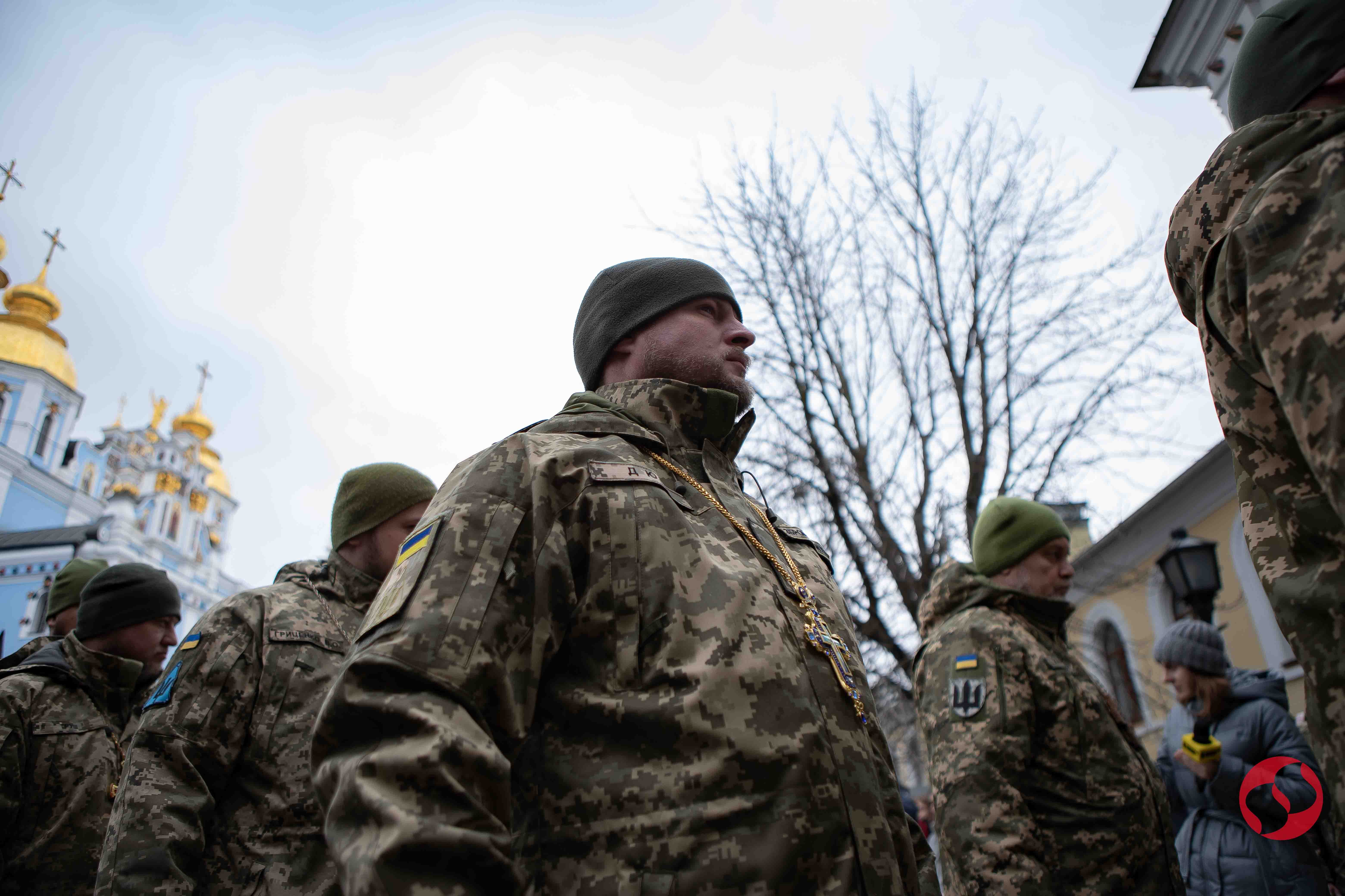 На коленях перед Героем. В Киеве простились с легендарным командиром "Да Винчи" – фото