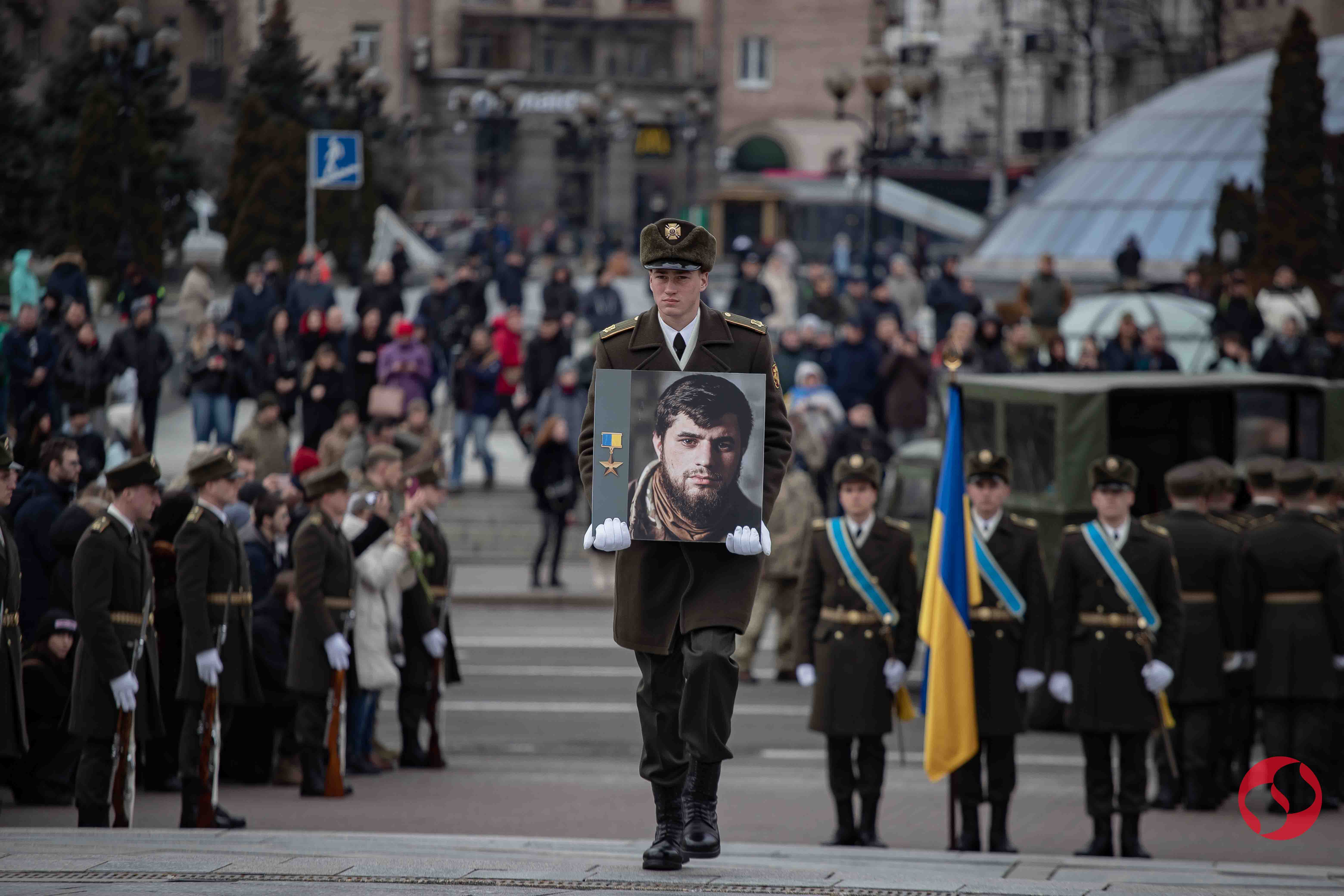 На коленях перед Героем. В Киеве простились с легендарным командиром "Да Винчи" – фото