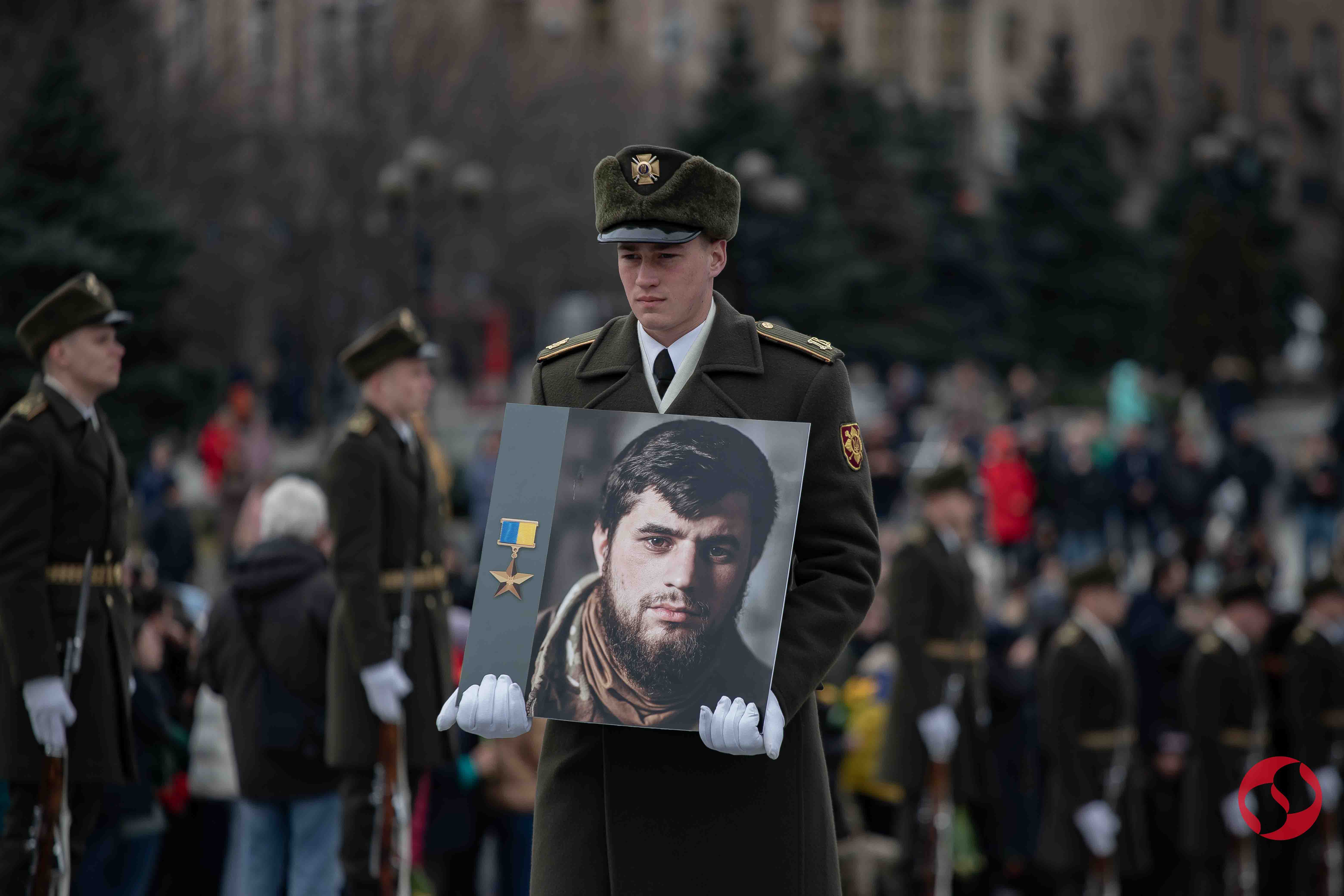 На колінах перед Героєм. У Києві попрощалися з легендарним командиром 