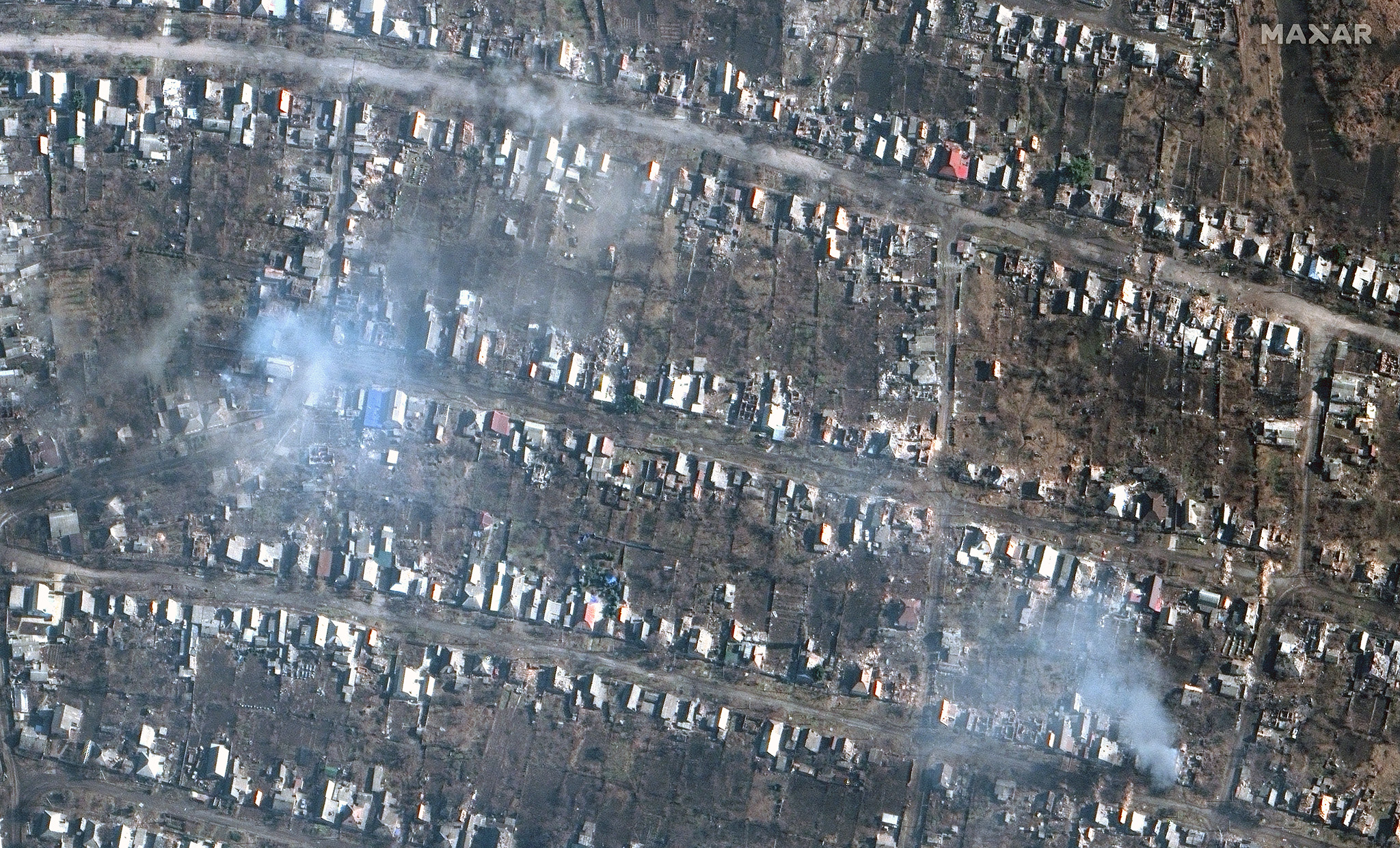 Дым, руины и воронки от снарядов: спутниковые фото Бахмута после семи месяцев горячих боев