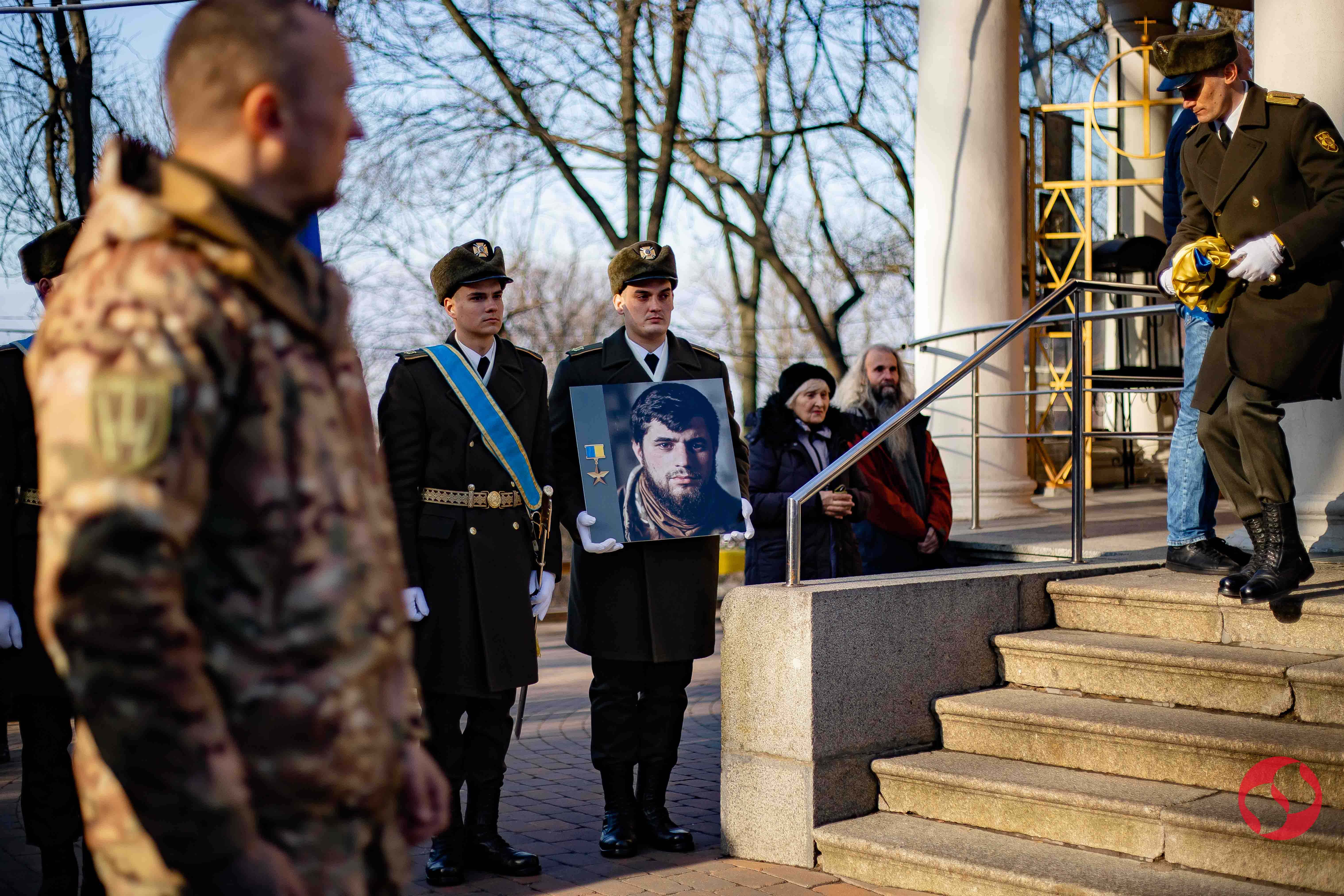 На коленях перед Героем. В Киеве простились с легендарным командиром "Да Винчи" – фото