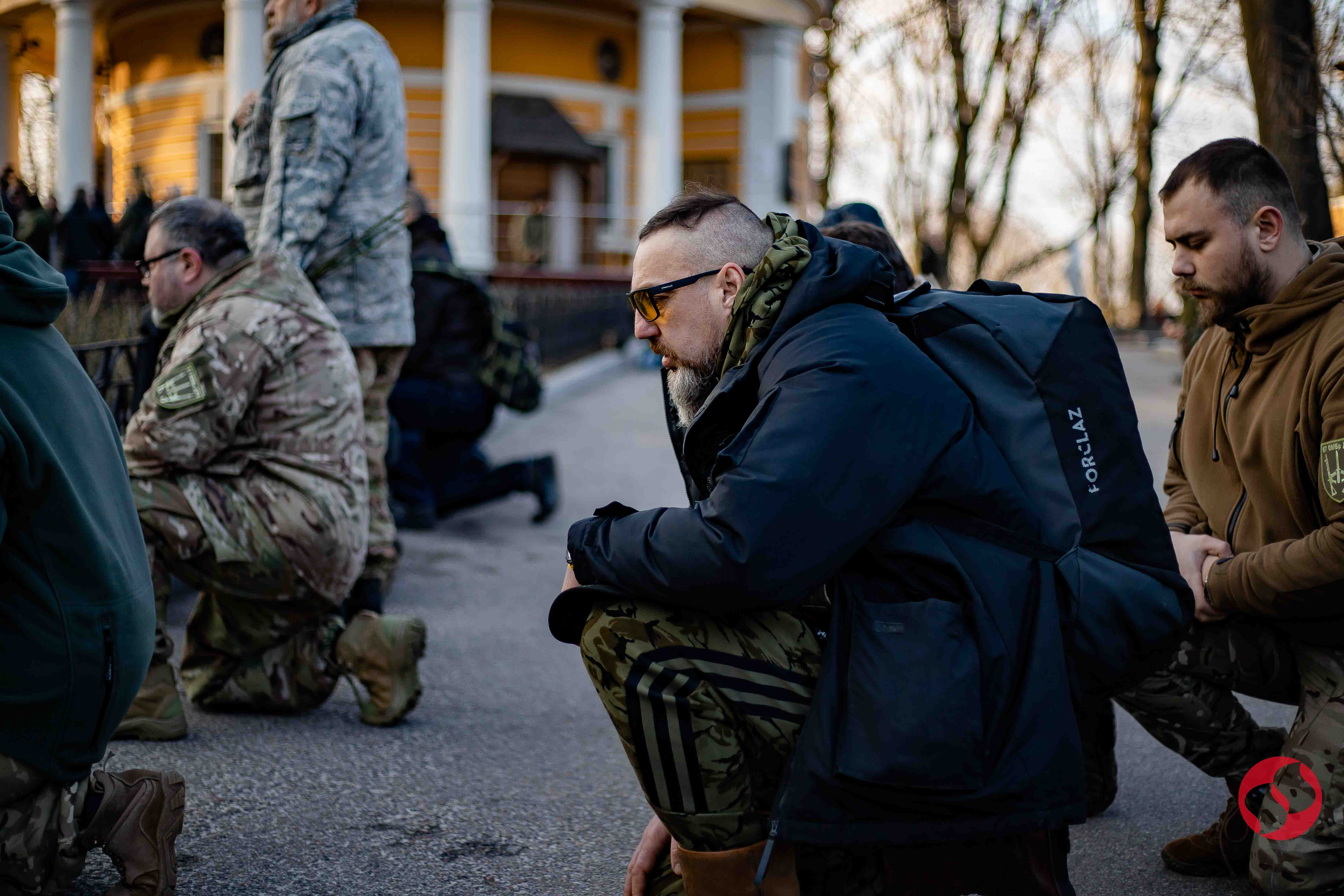 На коленях перед Героем. В Киеве простились с легендарным командиром "Да Винчи" – фото